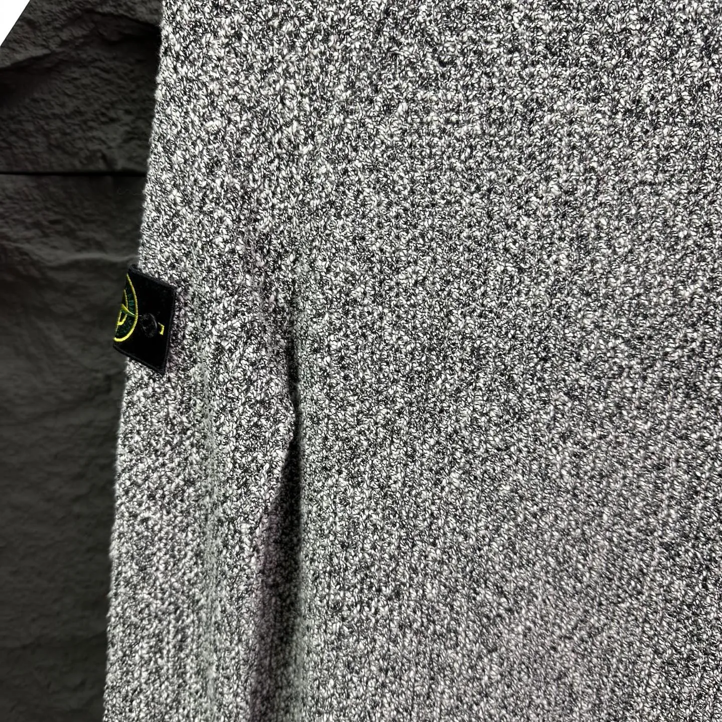 P350 Shitoujia 2025 new coral color classic sleeve logo stand-up collar cardigan couple style knitted long-sleeved sweater jacket 🔥high version🔥high version🔥 The fabric is made of 32-count cotton yarn blended material, which is skin-friendly, does not stick to the body, does not cause pilling, feels very soft, super comfortable, fashionable and personalized, super versatile and good-looking knitted cardigan, very suitable for both men and women, a must-have item for everyone. Packaging, tag, collar label, washed wheat Complete 👍 Color: Gray Size: S, M, L